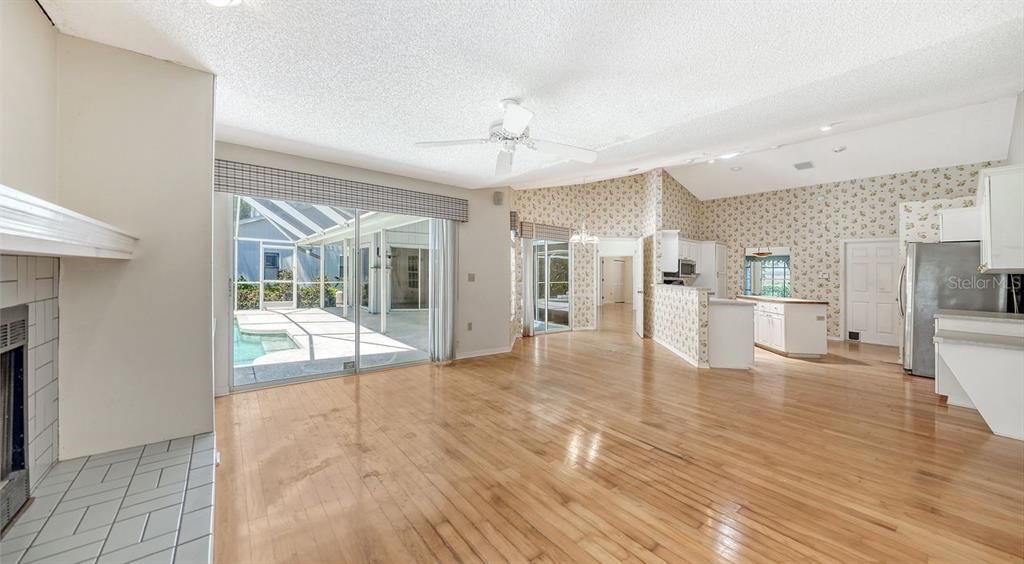 Active With Contract: $550,000 (3 beds, 2 baths, 2284 Square Feet)