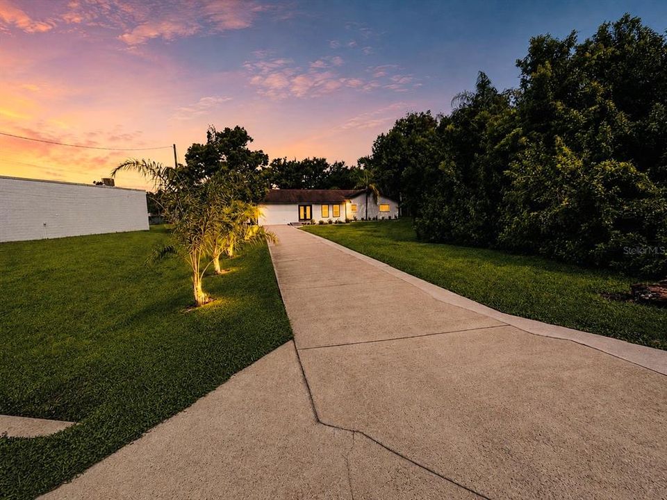 For Sale: $1,140,000 (8 beds, 7 baths, 4327 Square Feet)