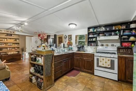 На продажу: $175,500 (3 спален, 2 ванн, 924 Квадратных фут)