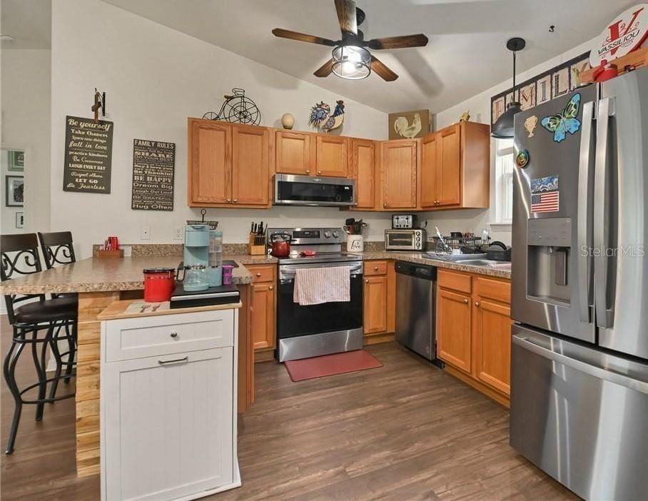 For Sale: $230,000 (3 beds, 2 baths, 1017 Square Feet)