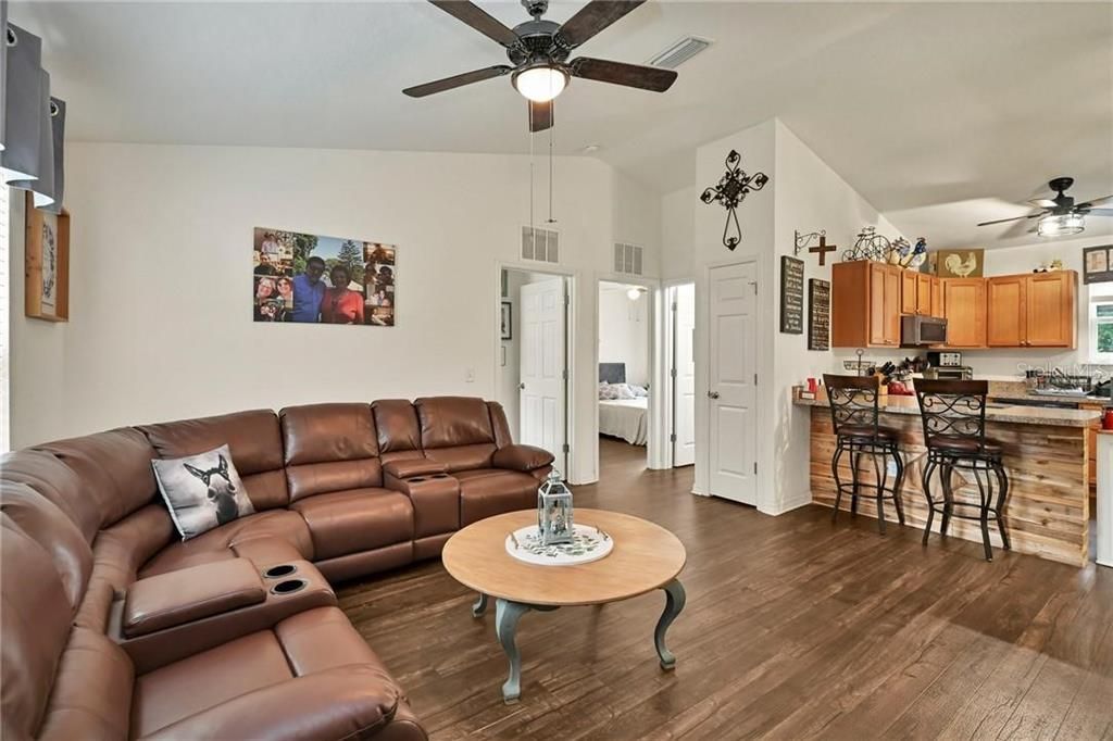 For Sale: $230,000 (3 beds, 2 baths, 1017 Square Feet)