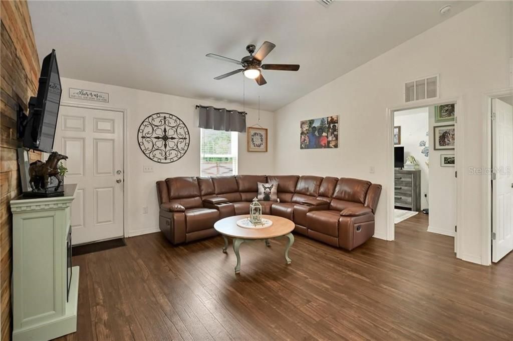 For Sale: $230,000 (3 beds, 2 baths, 1017 Square Feet)