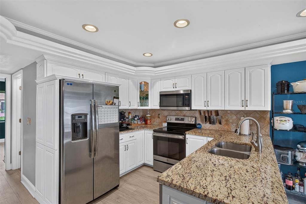 For Sale: $300,000 (3 beds, 2 baths, 1220 Square Feet)