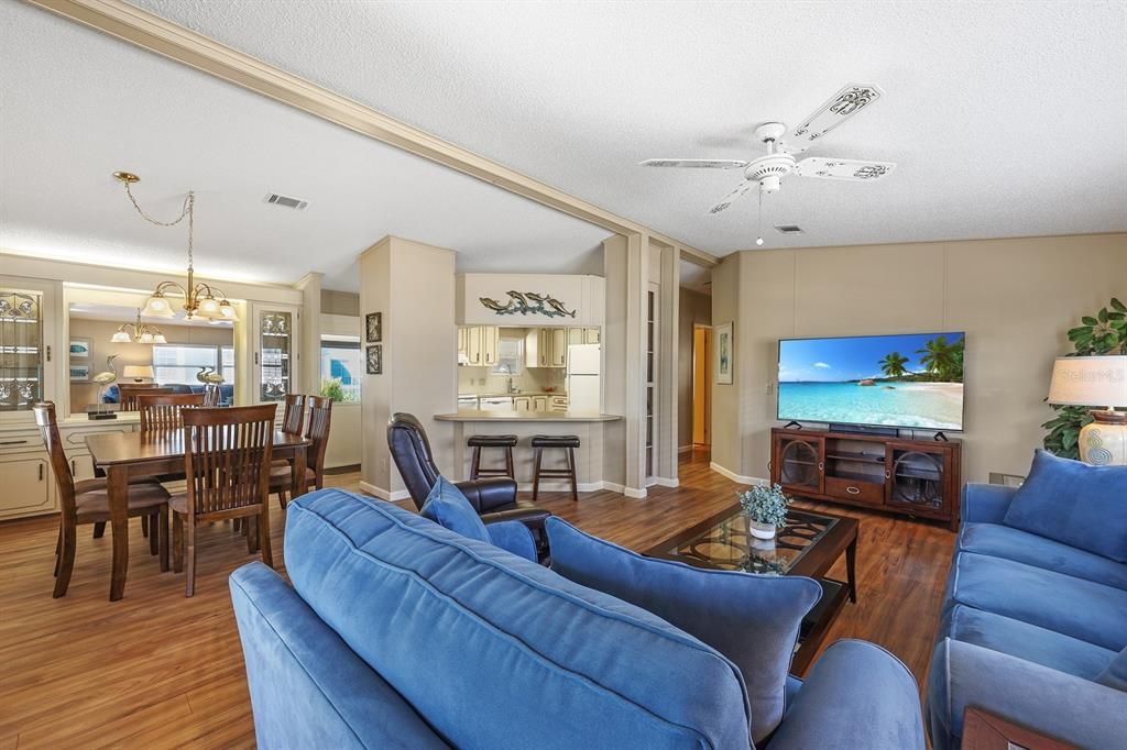 For Sale: $159,500 (2 beds, 2 baths, 1056 Square Feet)