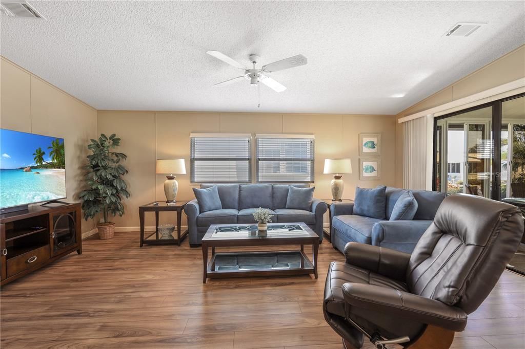 For Sale: $159,500 (2 beds, 2 baths, 1056 Square Feet)