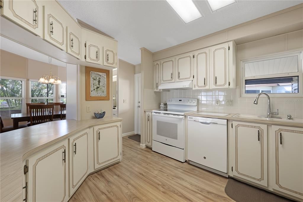 For Sale: $159,500 (2 beds, 2 baths, 1056 Square Feet)