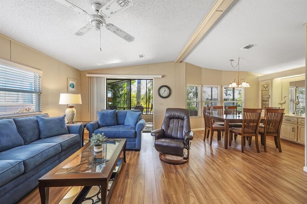 For Sale: $159,500 (2 beds, 2 baths, 1056 Square Feet)
