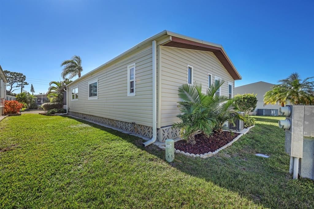For Sale: $159,500 (2 beds, 2 baths, 1056 Square Feet)