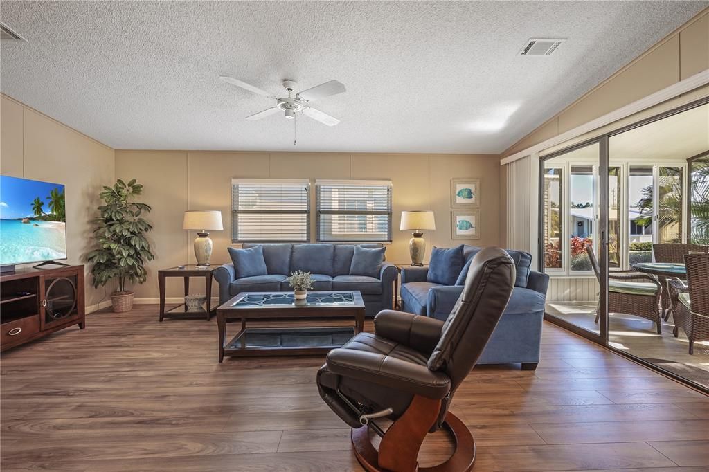 For Sale: $159,500 (2 beds, 2 baths, 1056 Square Feet)