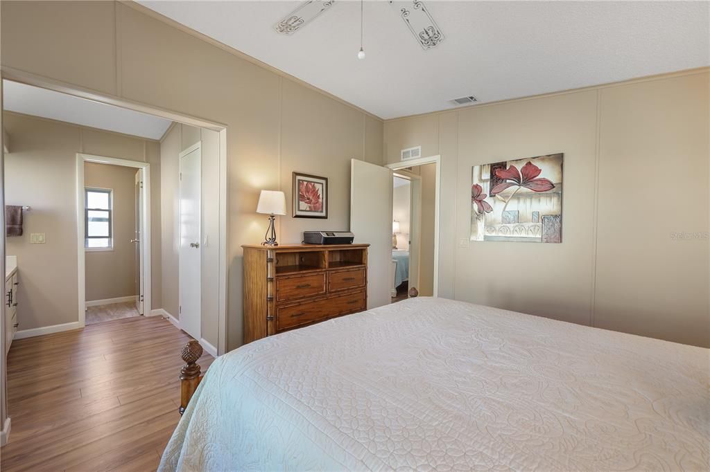 For Sale: $159,500 (2 beds, 2 baths, 1056 Square Feet)