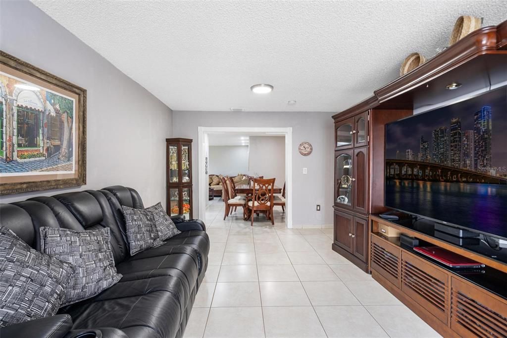 En Venta: $620,000 (4 camas, 2 baños, 1510 Pies cuadrados)