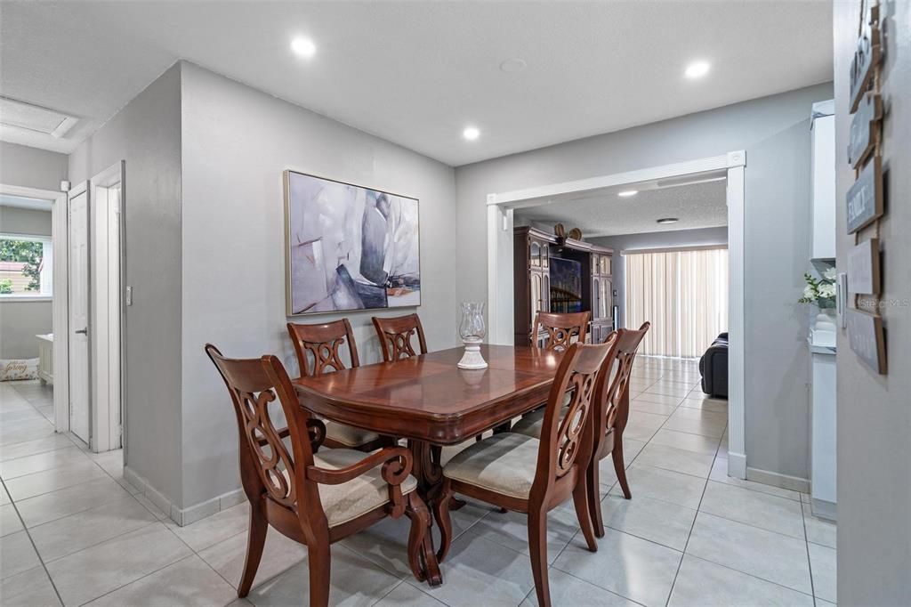 En Venta: $620,000 (4 camas, 2 baños, 1510 Pies cuadrados)
