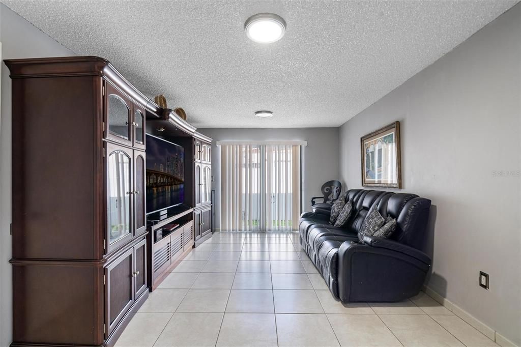 En Venta: $620,000 (4 camas, 2 baños, 1510 Pies cuadrados)