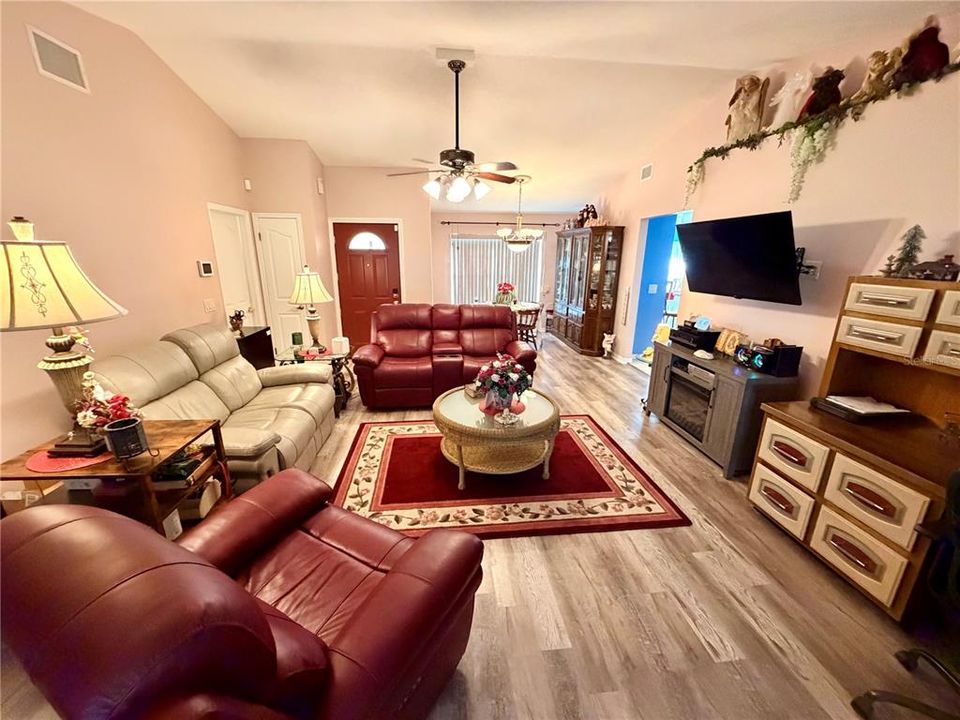 For Sale: $323,753 (3 beds, 2 baths, 1913 Square Feet)