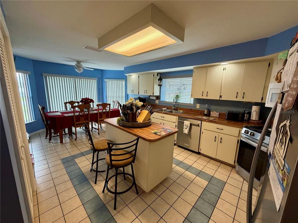 For Sale: $323,753 (3 beds, 2 baths, 1913 Square Feet)