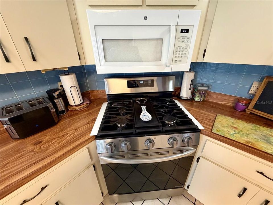 For Sale: $323,753 (3 beds, 2 baths, 1913 Square Feet)