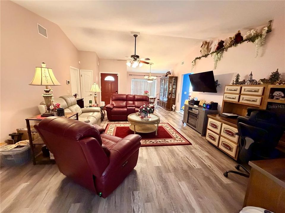 For Sale: $323,753 (3 beds, 2 baths, 1913 Square Feet)