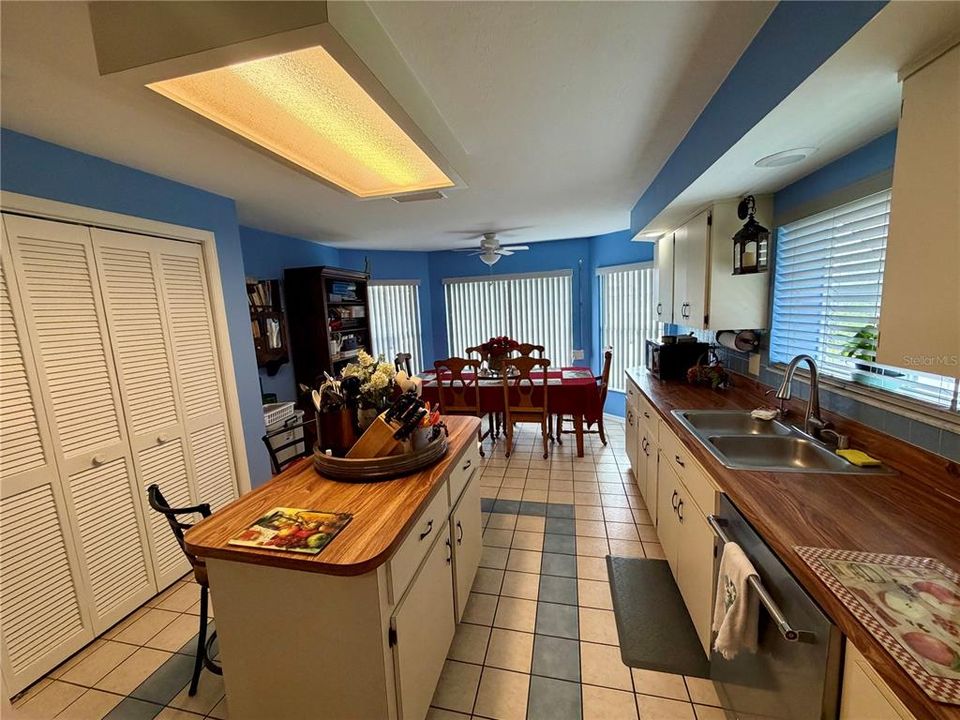 For Sale: $323,753 (3 beds, 2 baths, 1913 Square Feet)