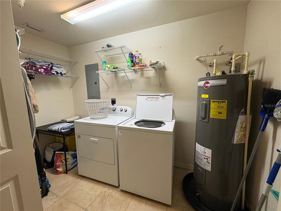 На продажу: $229,000 (3 спален, 2 ванн, 1369 Квадратных фут)