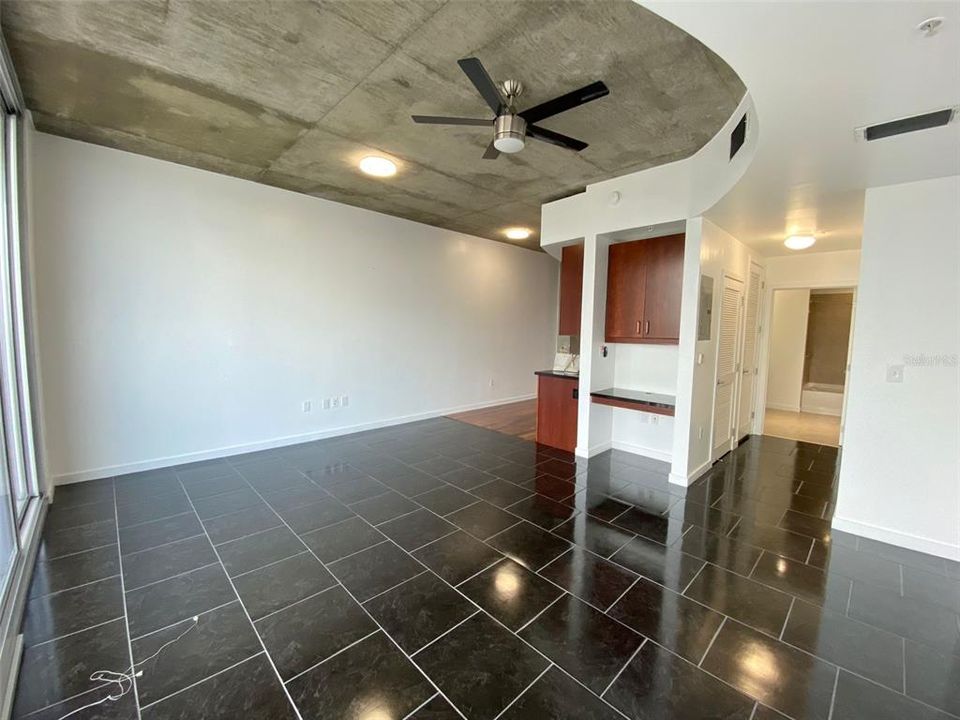 For Rent: $1,600 (1 beds, 1 baths, 730 Square Feet)