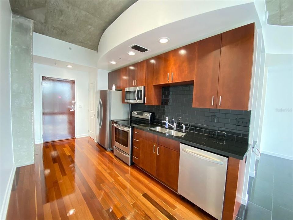 For Rent: $1,600 (1 beds, 1 baths, 730 Square Feet)