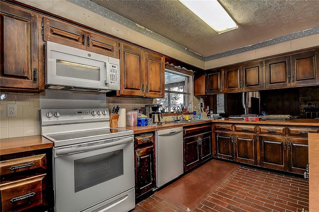 For Sale: $1,099,500 (5 beds, 4 baths, 4770 Square Feet)