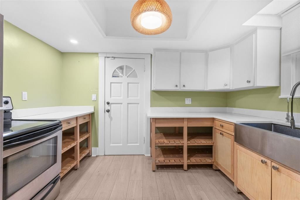For Rent: $1,700 (2 beds, 1 baths, 864 Square Feet)