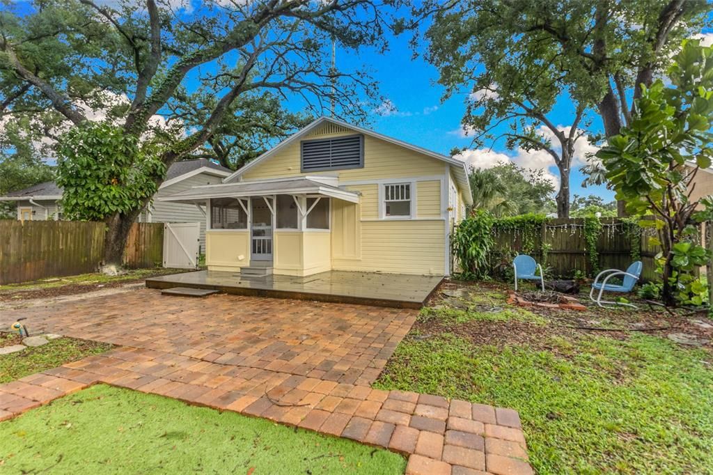 For Rent: $1,700 (2 beds, 1 baths, 864 Square Feet)