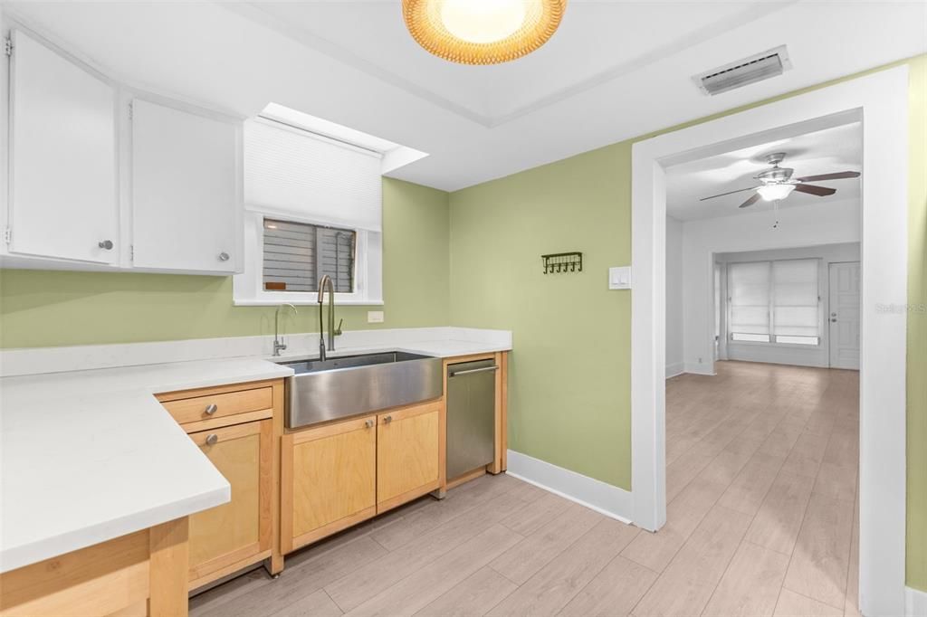 For Rent: $1,700 (2 beds, 1 baths, 864 Square Feet)