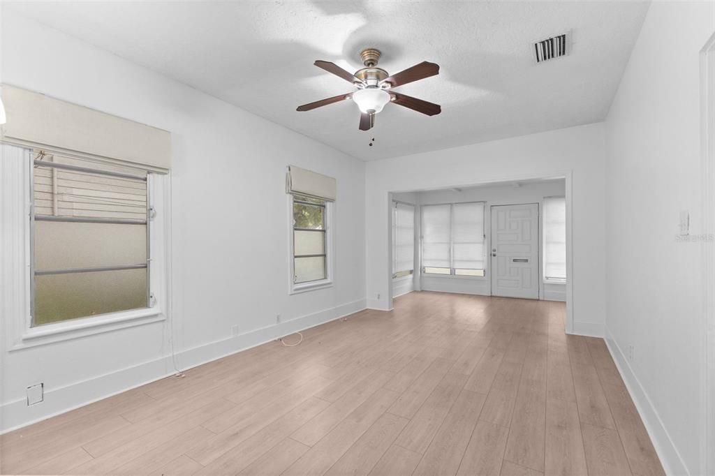 For Rent: $1,700 (2 beds, 1 baths, 864 Square Feet)