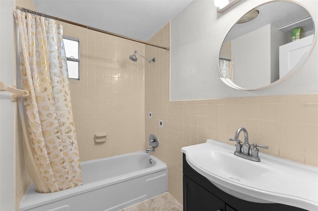 For Rent: $1,700 (2 beds, 1 baths, 864 Square Feet)