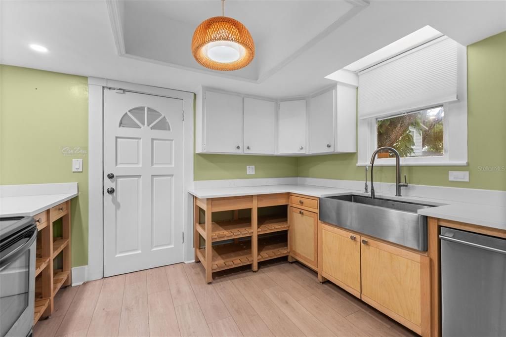 For Rent: $1,700 (2 beds, 1 baths, 864 Square Feet)