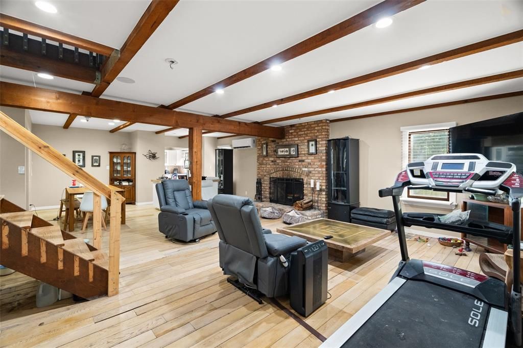 For Sale: $525,000 (6 beds, 6 baths, 3338 Square Feet)