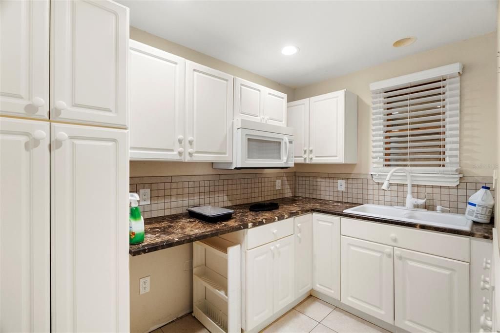 For Sale: $525,000 (6 beds, 6 baths, 3338 Square Feet)