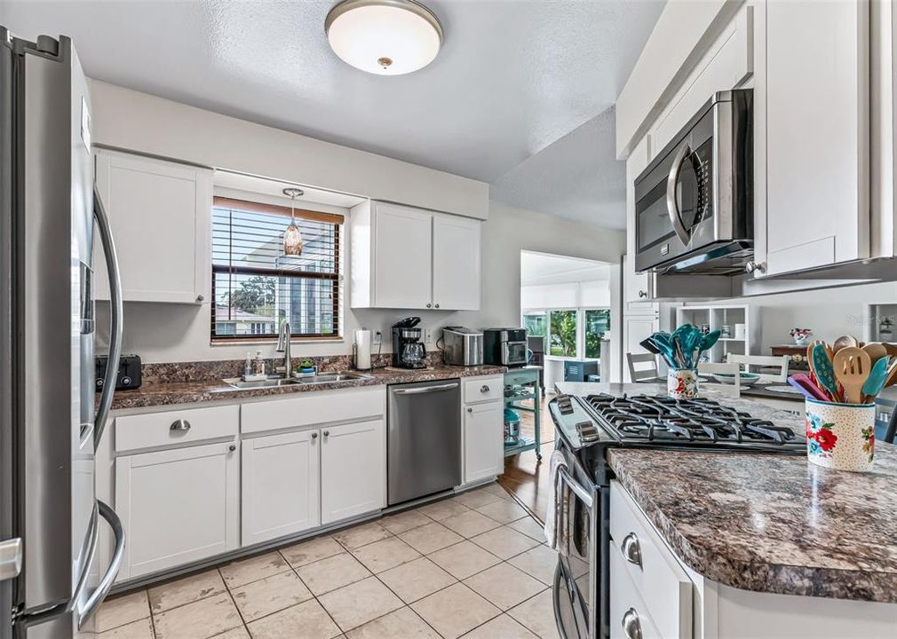 For Sale: $215,000 (2 beds, 2 baths, 1200 Square Feet)