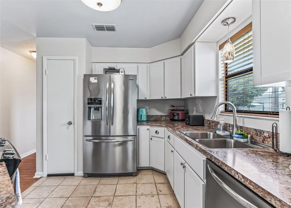 For Sale: $215,000 (2 beds, 2 baths, 1200 Square Feet)