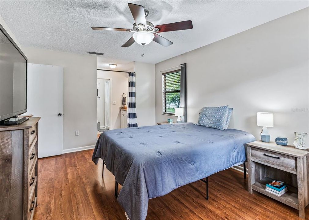 For Sale: $215,000 (2 beds, 2 baths, 1200 Square Feet)