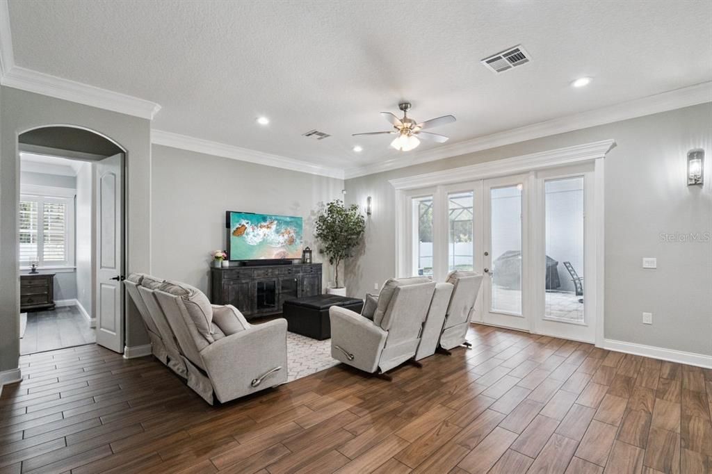 For Sale: $849,000 (6 beds, 5 baths, 4105 Square Feet)