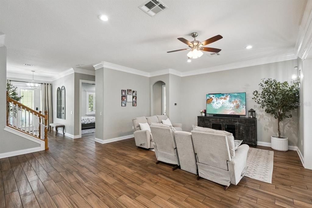 For Sale: $849,000 (6 beds, 5 baths, 4105 Square Feet)