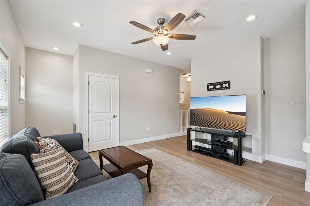 For Sale: $849,000 (6 beds, 5 baths, 4105 Square Feet)