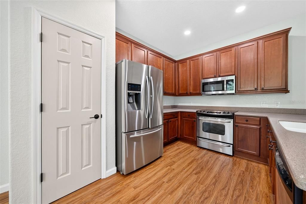 For Sale: $275,000 (3 beds, 2 baths, 1596 Square Feet)