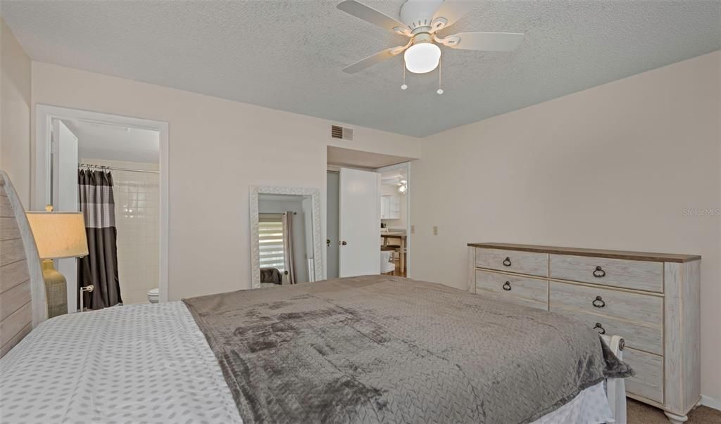 For Rent: $2,250 (2 beds, 2 baths, 1030 Square Feet)