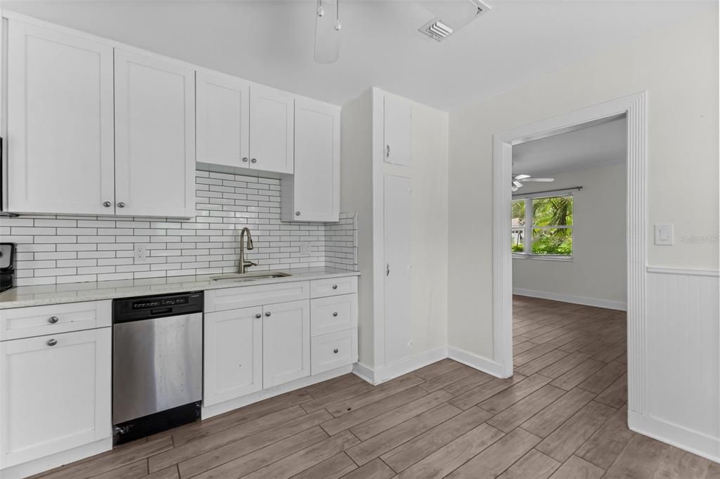 For Rent: $3,000 (2 beds, 1 baths, 1056 Square Feet)