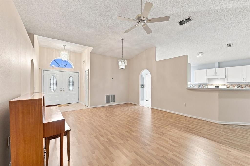 For Sale: $400,000 (3 beds, 2 baths, 1632 Square Feet)