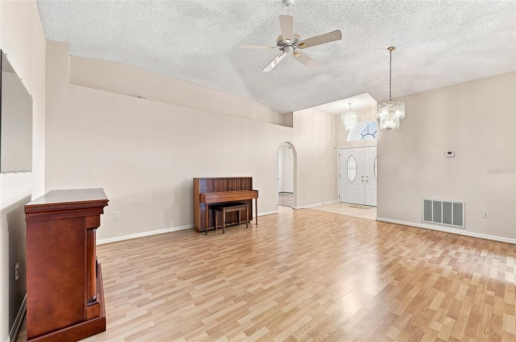 For Sale: $400,000 (3 beds, 2 baths, 1632 Square Feet)