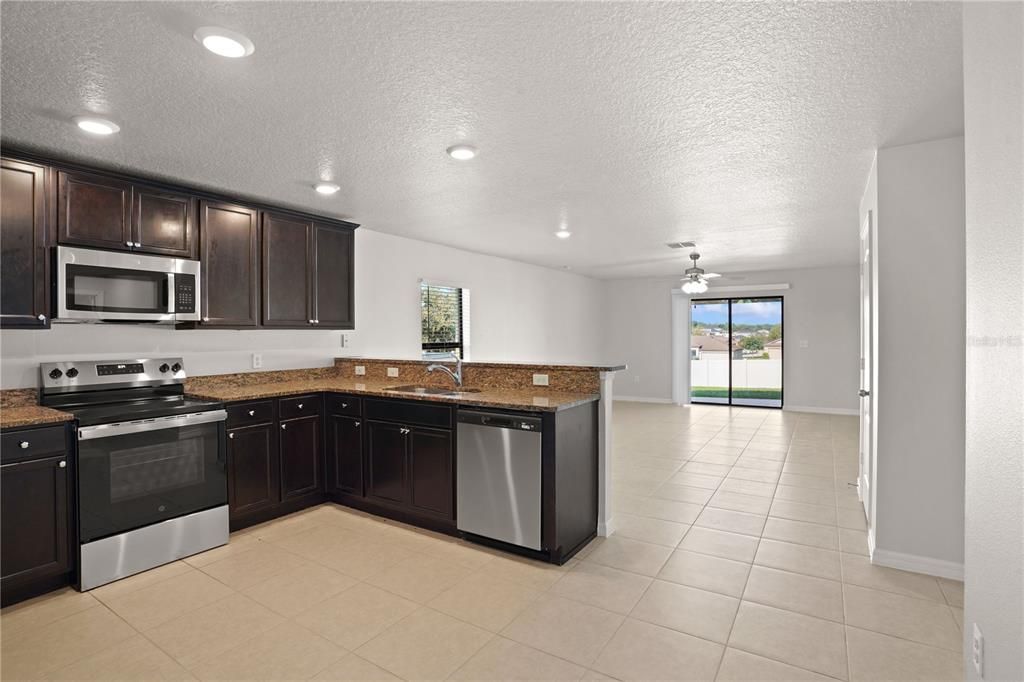 En Venta: $329,900 (4 camas, 2 baños, 1842 Pies cuadrados)