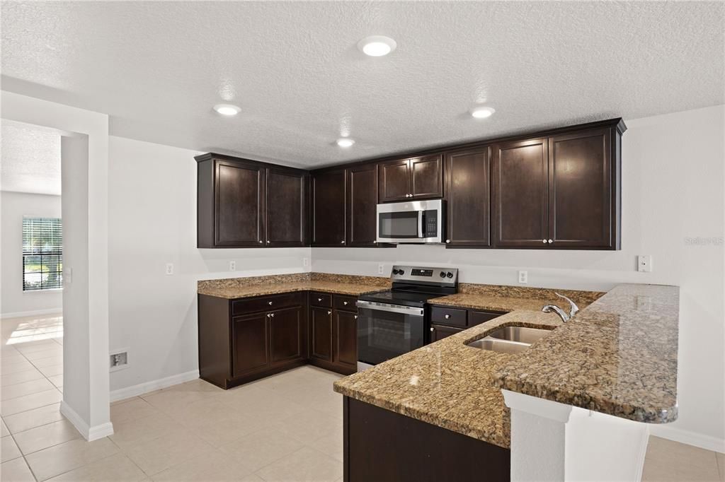 En Venta: $329,900 (4 camas, 2 baños, 1842 Pies cuadrados)