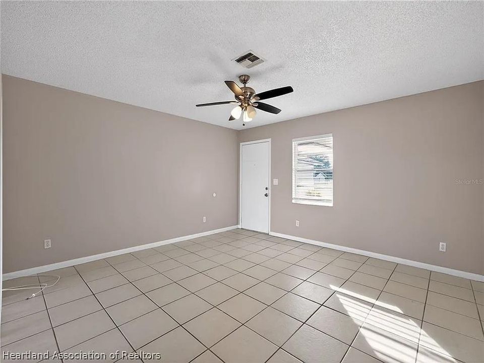 For Rent: $1,350 (2 beds, 1 baths, 3792 Square Feet)