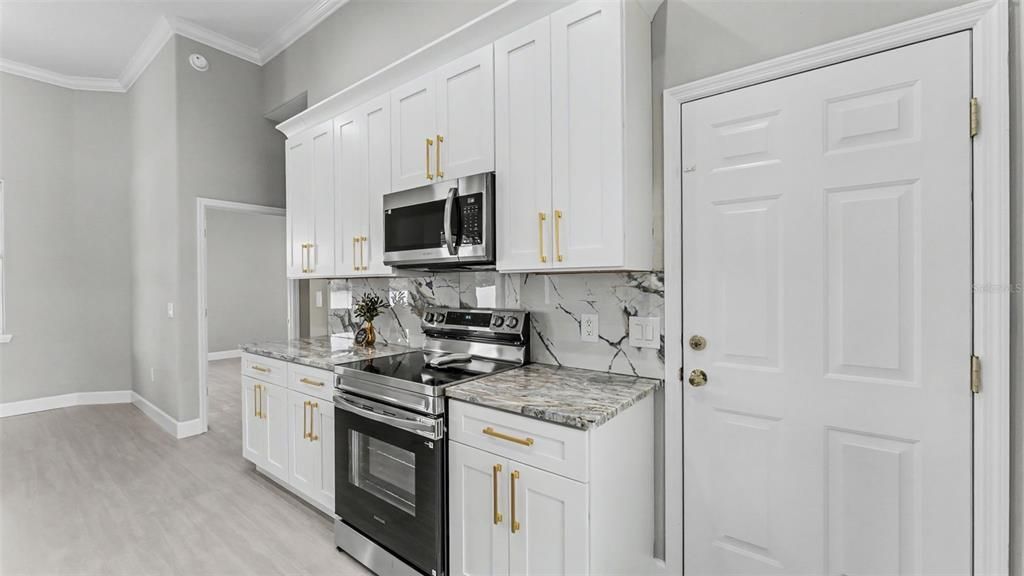 For Sale: $399,999 (3 beds, 3 baths, 2149 Square Feet)