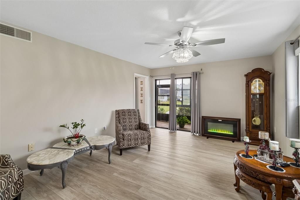 For Sale: $275,000 (2 beds, 2 baths, 1058 Square Feet)